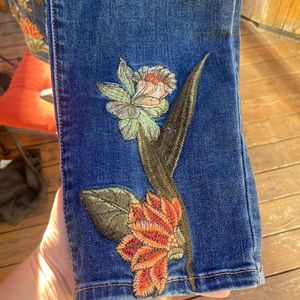 Beautiful embroidered Chicos ankle stretch jeans